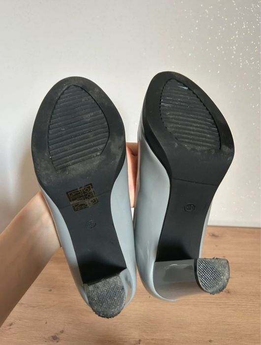 Buty na obcacie szare lakierowane