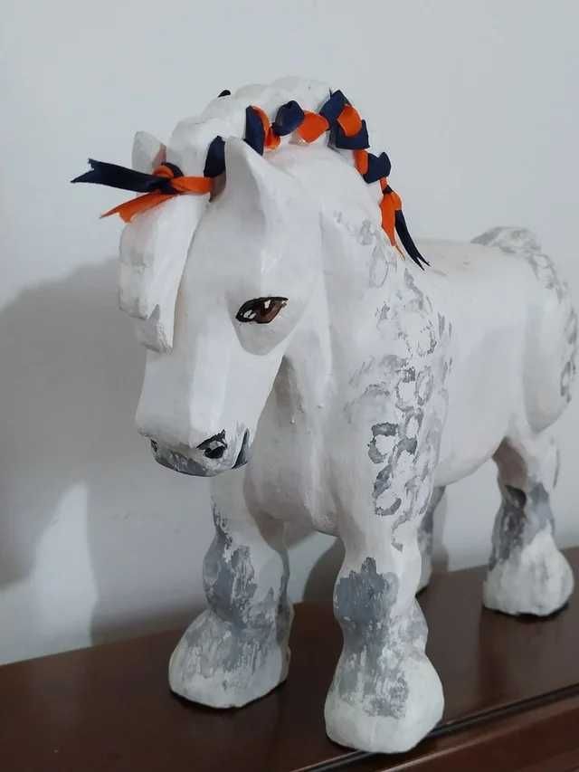 Cavalo de Madeira Pintado à Mão