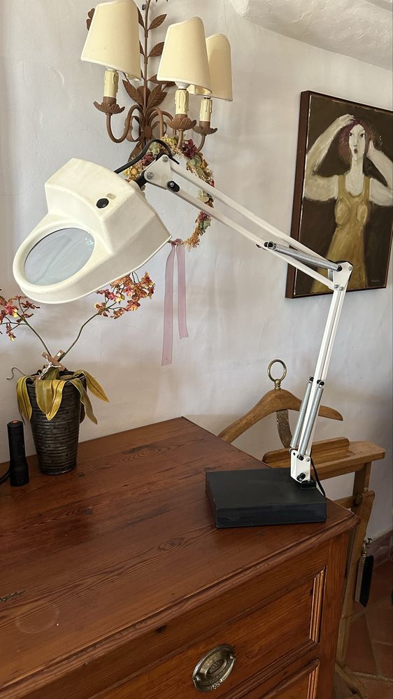 Candeeiro com lupa - ideal para trabalhos manuais