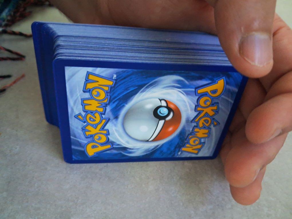 Cerca de 80 cartas de Pokémon originais em ótimo estado