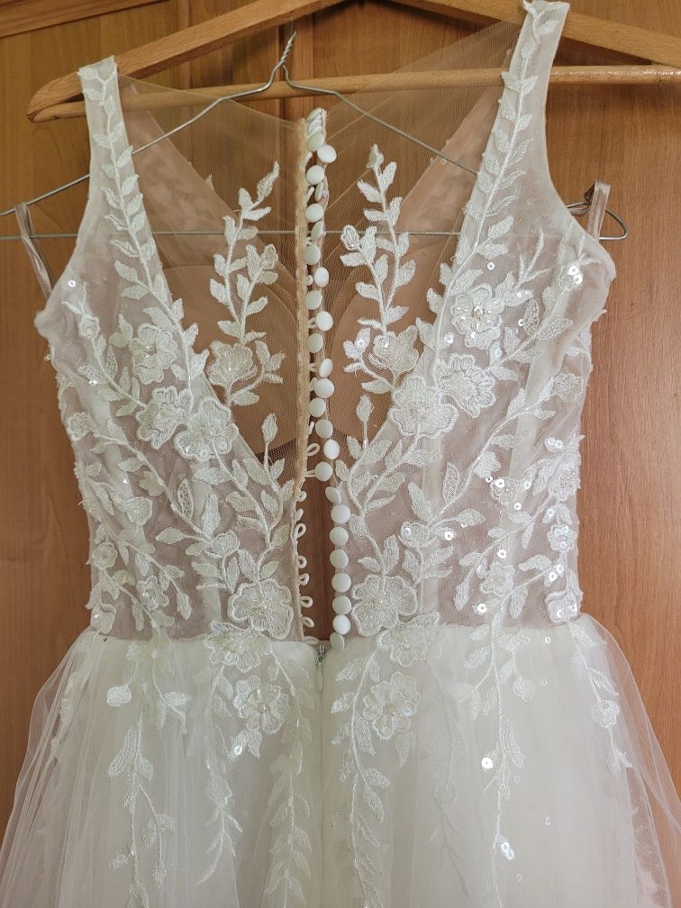 Suknia ślubna tiulowa z welonem