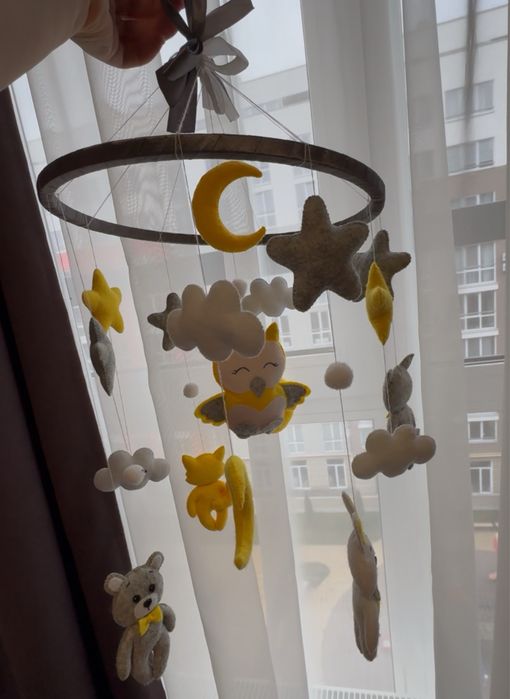 Мобіль з фетру ручної роботи