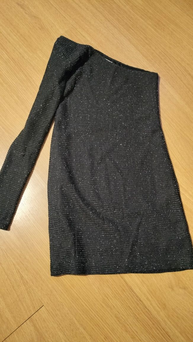 Vestido preto com brilhos dourados só com uma manga