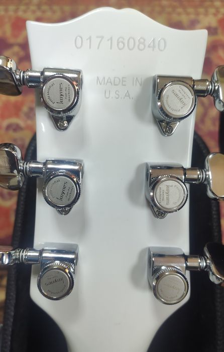 Продам гитару с кофром