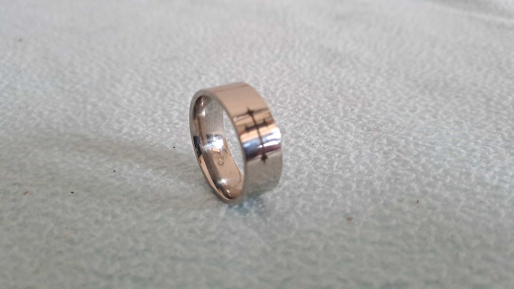 Anel masculino prateado nº 10 em aço inoxidável com cruz. Novo.