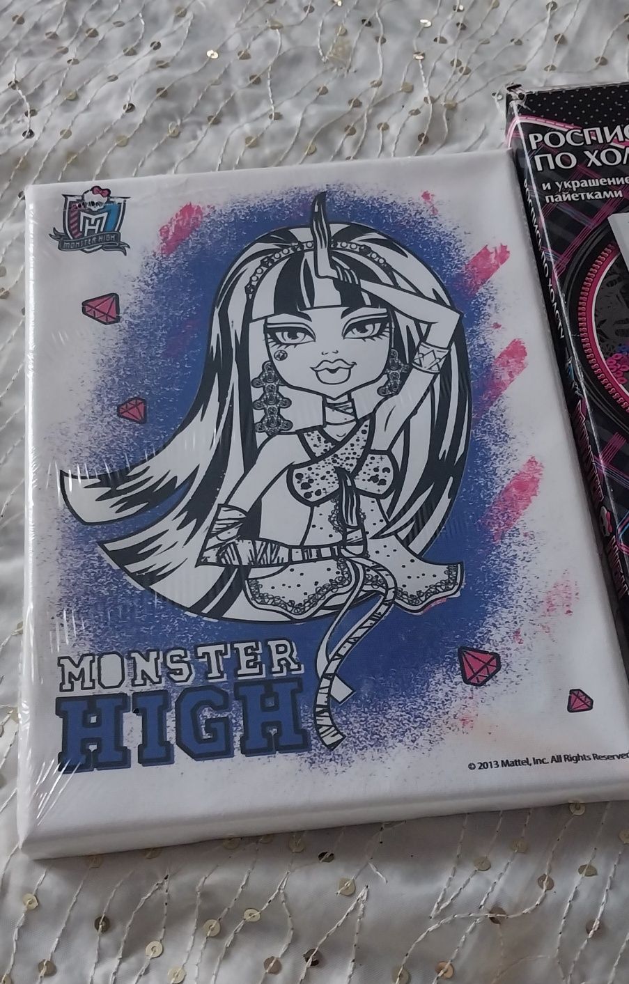 Роспись  по холсту и украшение  пайетками. "Клео" Monster High.