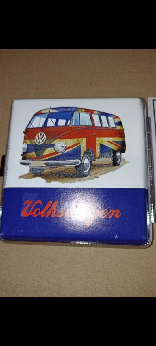 pierośnica z logo lub wizerunkiem Volkswagena.
Papierośnice ja