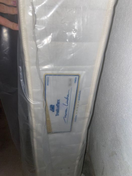 Cama de Solteiro com Colchão – Ótimo Estado