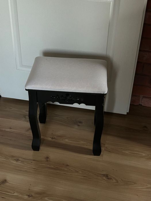 Taboret  stylowy do toaletki