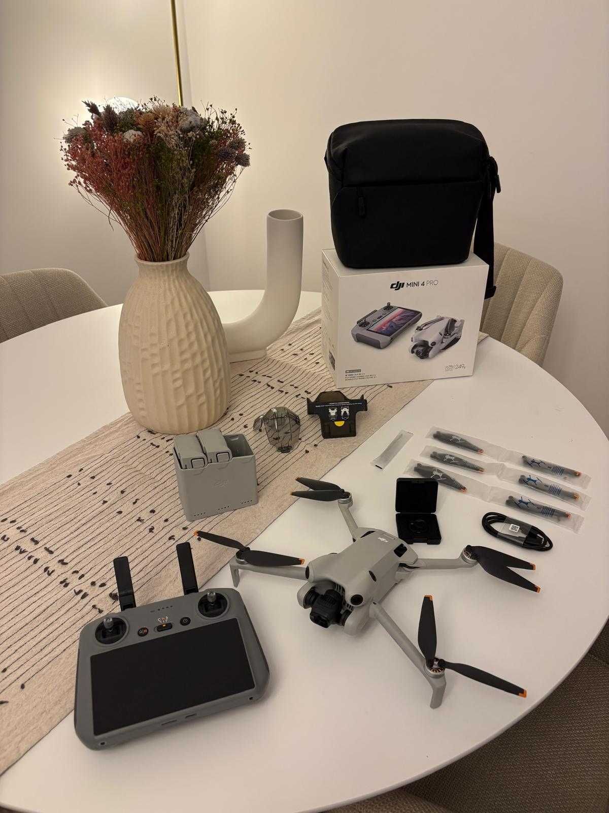 DJI Mini 4 Pro Fly More Combo com seguro