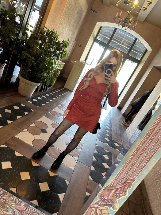 Блестящее, красное платье