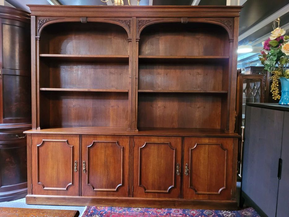 Móvel / estante em madeira maciça para sala ou escritório