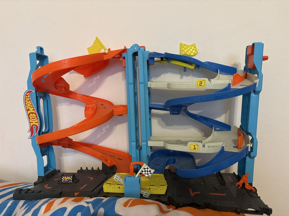 Hot Wheels City Wyścigowa wieża z transformacją