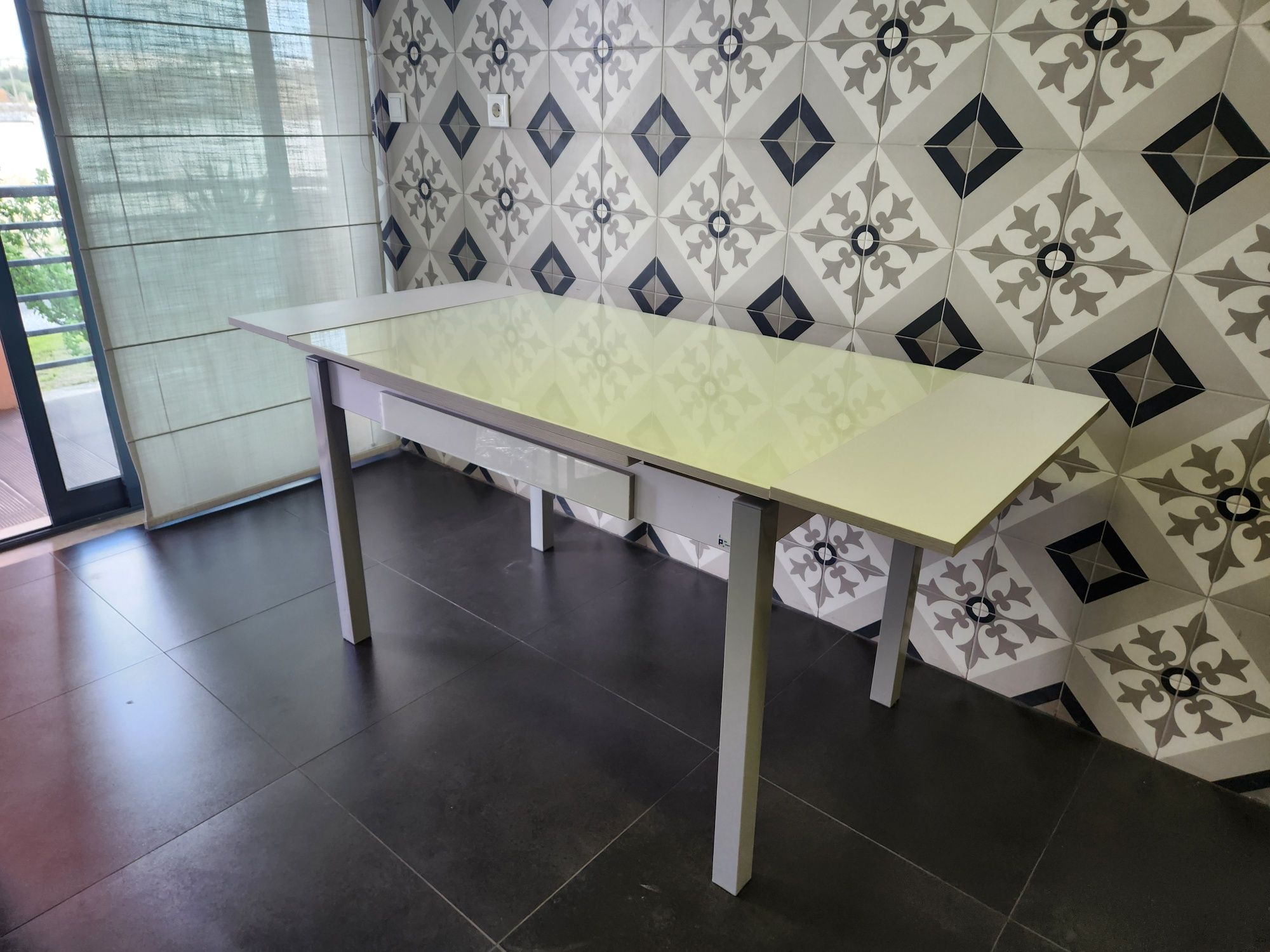 Mesa de cozinha extensível tampo vidro branco + 4 cadeiras
