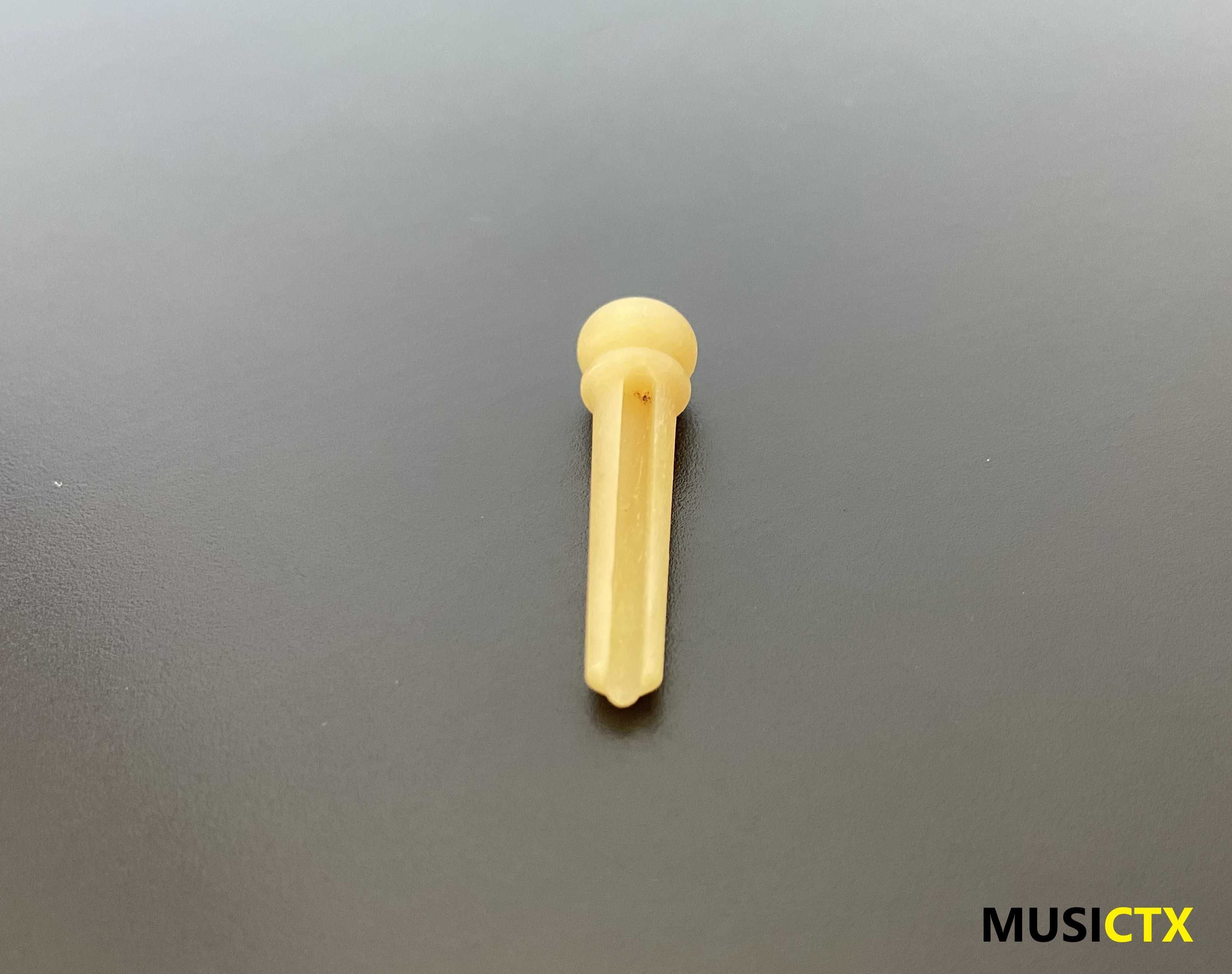 Pins em osso para guitarra folk
