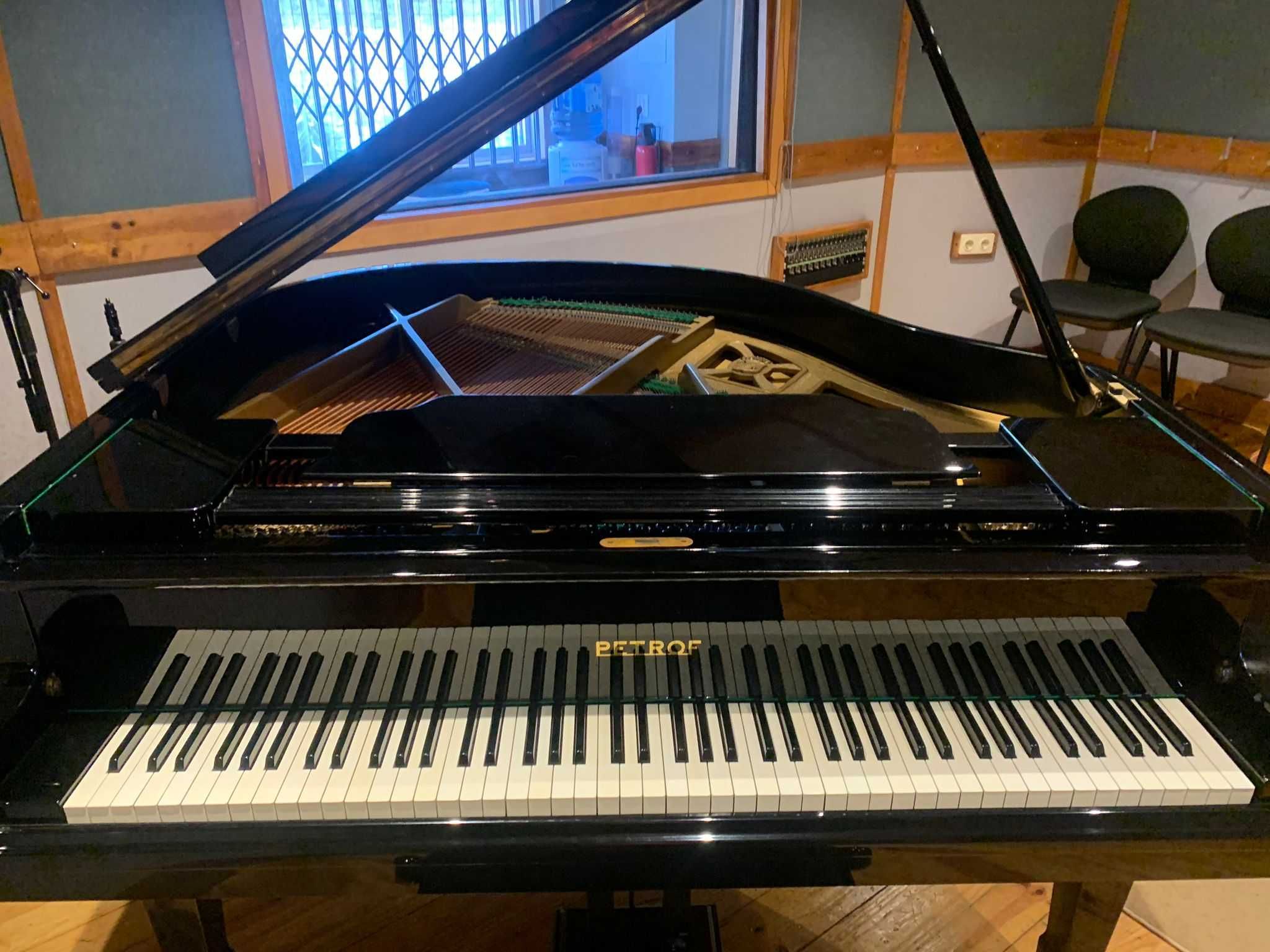 Piano 1/4 Petrov em estado irrepreensível. Vendo Urgente.