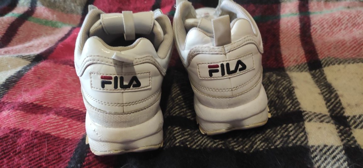 Кросівки FILA в ДУЖЕ гарному стані  без шнурків