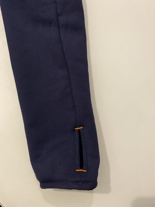 Casaco polar com capucho com proteção das mãos