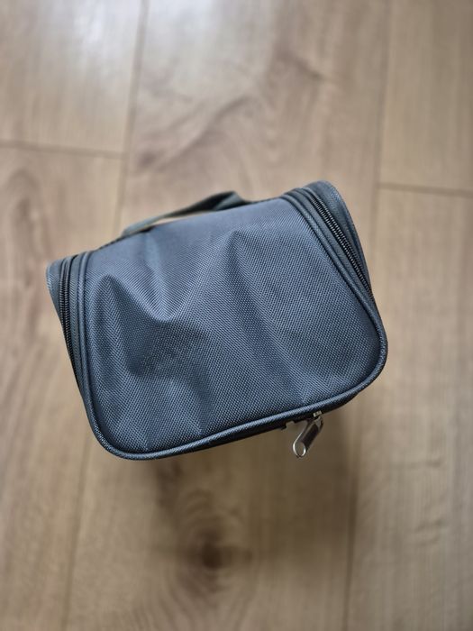 Szara kosmetyczka podróżna używana