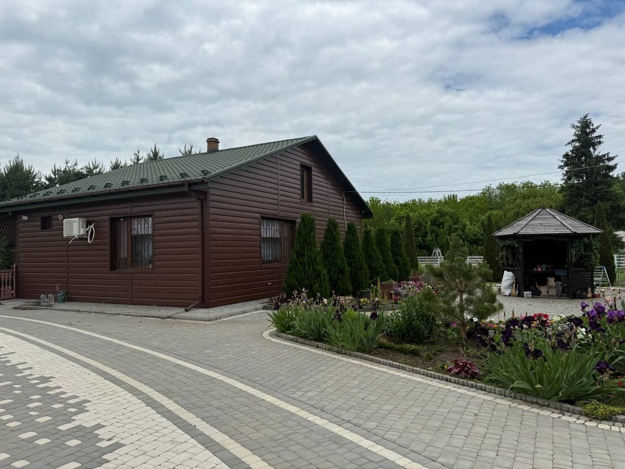 Будинок біля лісу
