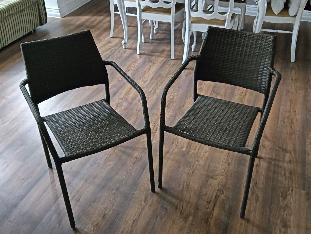 Dwa krzesełka z Jysk