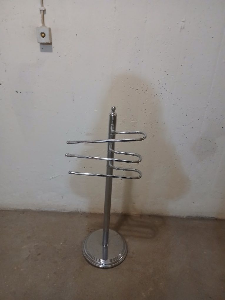 Toalheiro de pé em metal