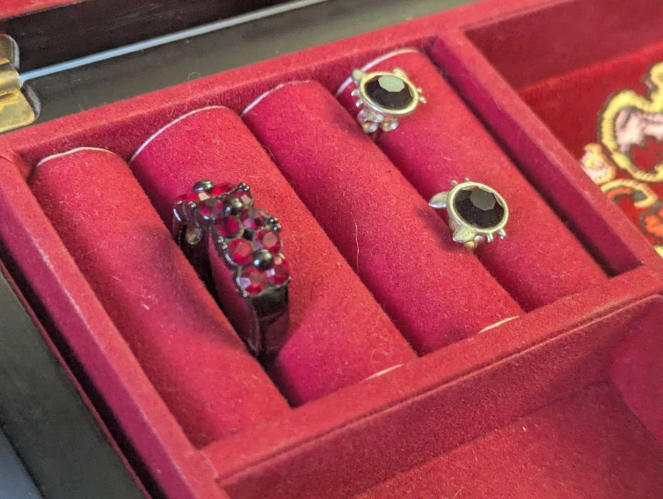 Шкатулка для украшений с украшениями