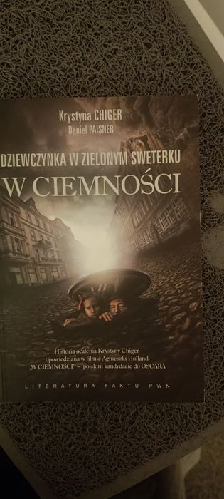 Dziewczynka w zielonym sweterku/w ciemności