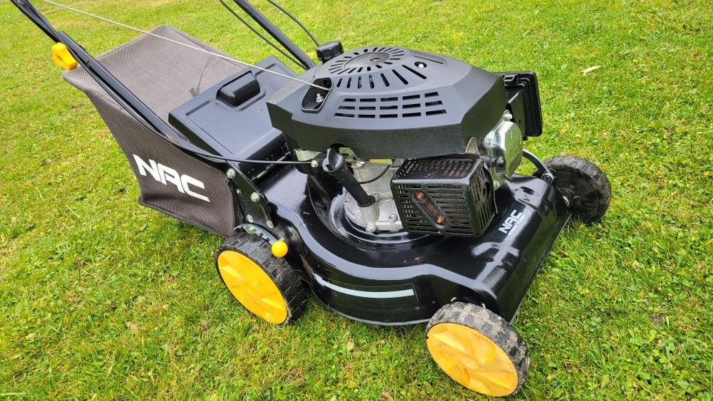 Kosiarka spalinowa z napędem NAC z koszem