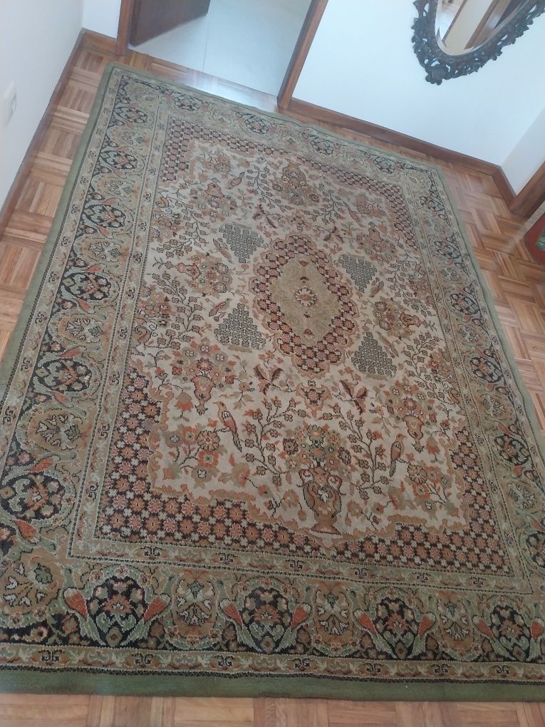 Carpetes para sala de jantar e sala de estar.
