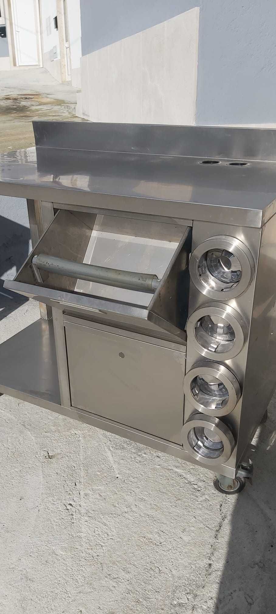 Bancada em inox com bate borras e suporte para copos