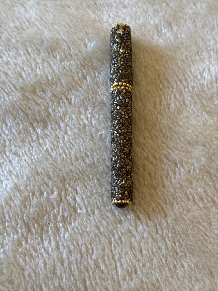 Caneta dourada em missangas