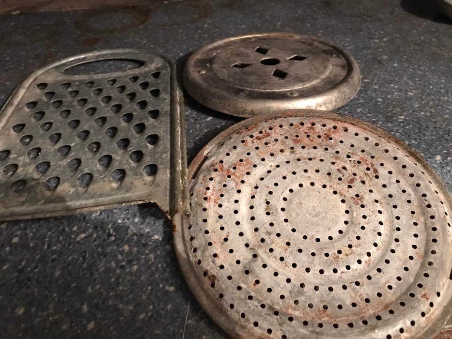 Дачная утварь с эмалированными мисками и графином б/у