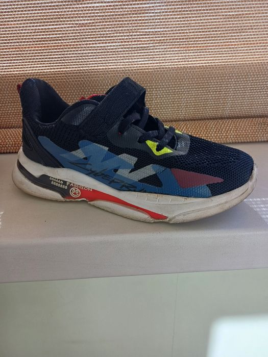 Кросівки на хлопця 35 розміру