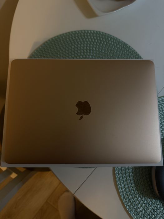 Продаю ноутбук Apple MacBook Air M1 256GB в идеальном состоянии