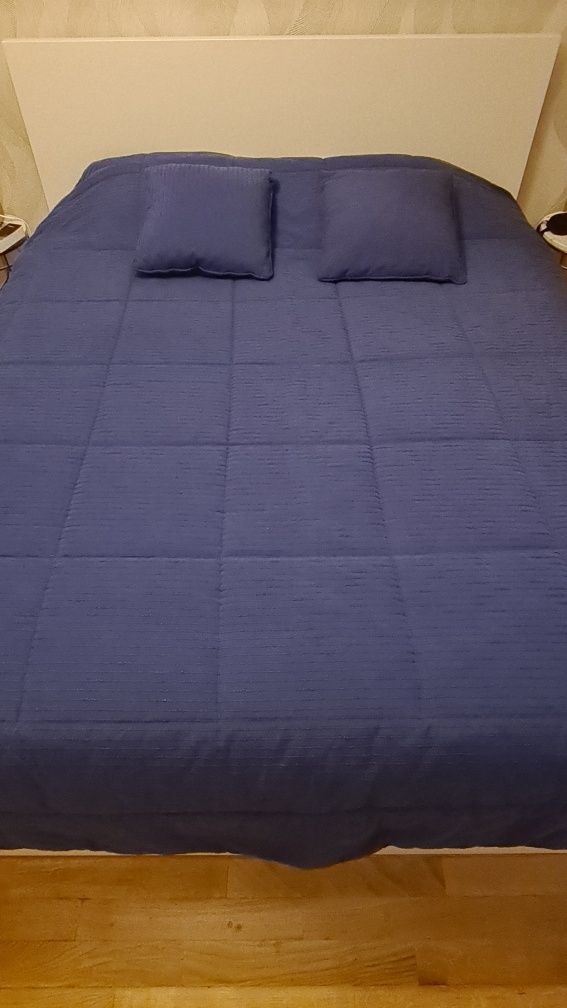 Colcha azul para cama 1,60m com 2 almofadas pequenas iguais