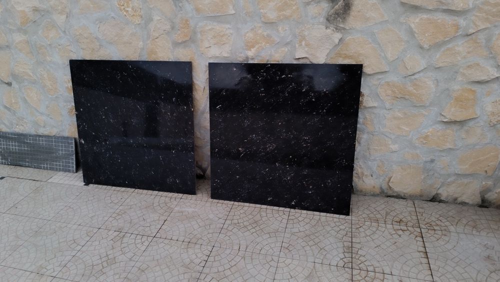 Azulejos grandes preto..