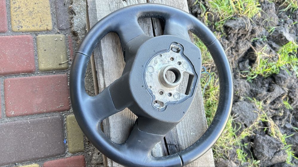 Руль с подушкой безопасности с кожанной обшивкой!