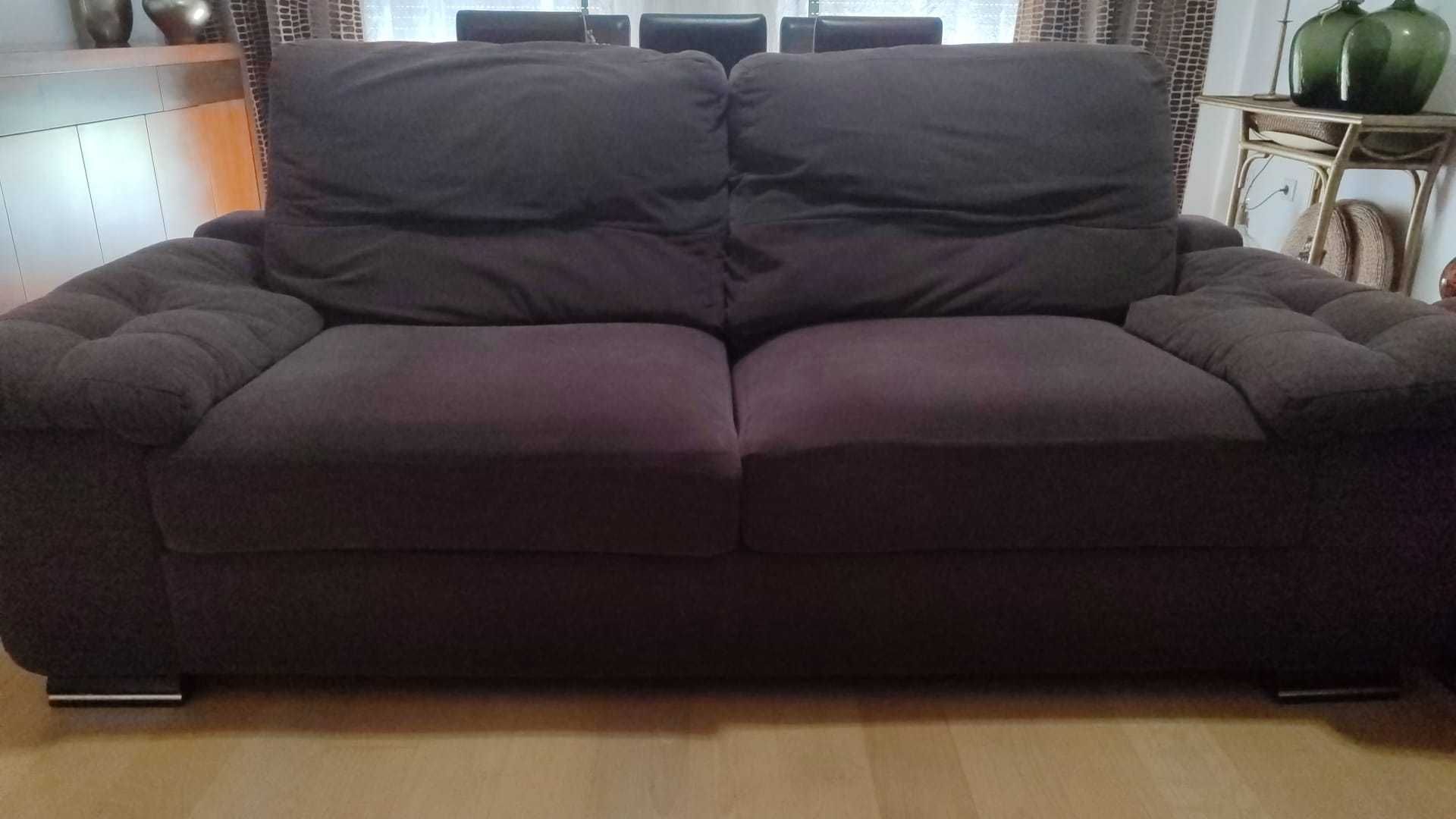 Conjunto de sofás em veludo castanhos escuros
