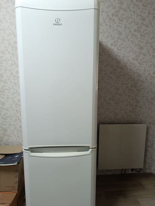 Холодильник Indesit B18FNF