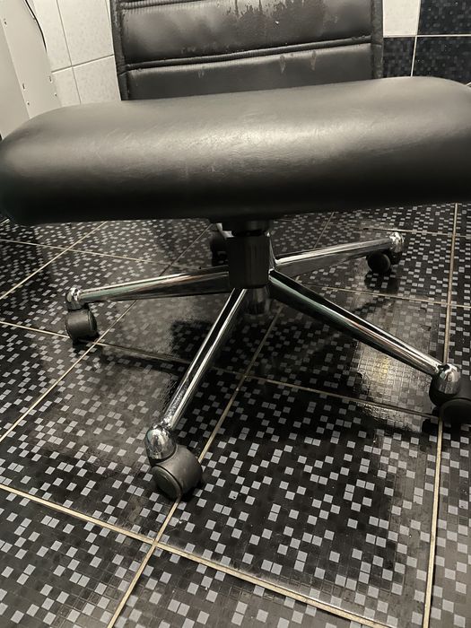 Крісло з дефектом ,верх потрібно перешити