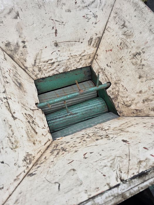 Vendo esmagadora e cesto de 350 litros