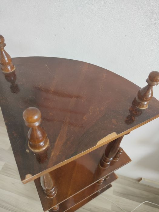 Regał narożny z półkami z drewna.