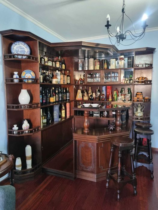 Bar em madeira mogno