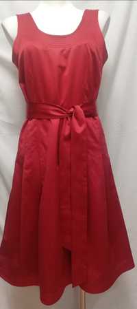 Pięknie stebnowana czerwona sukienka