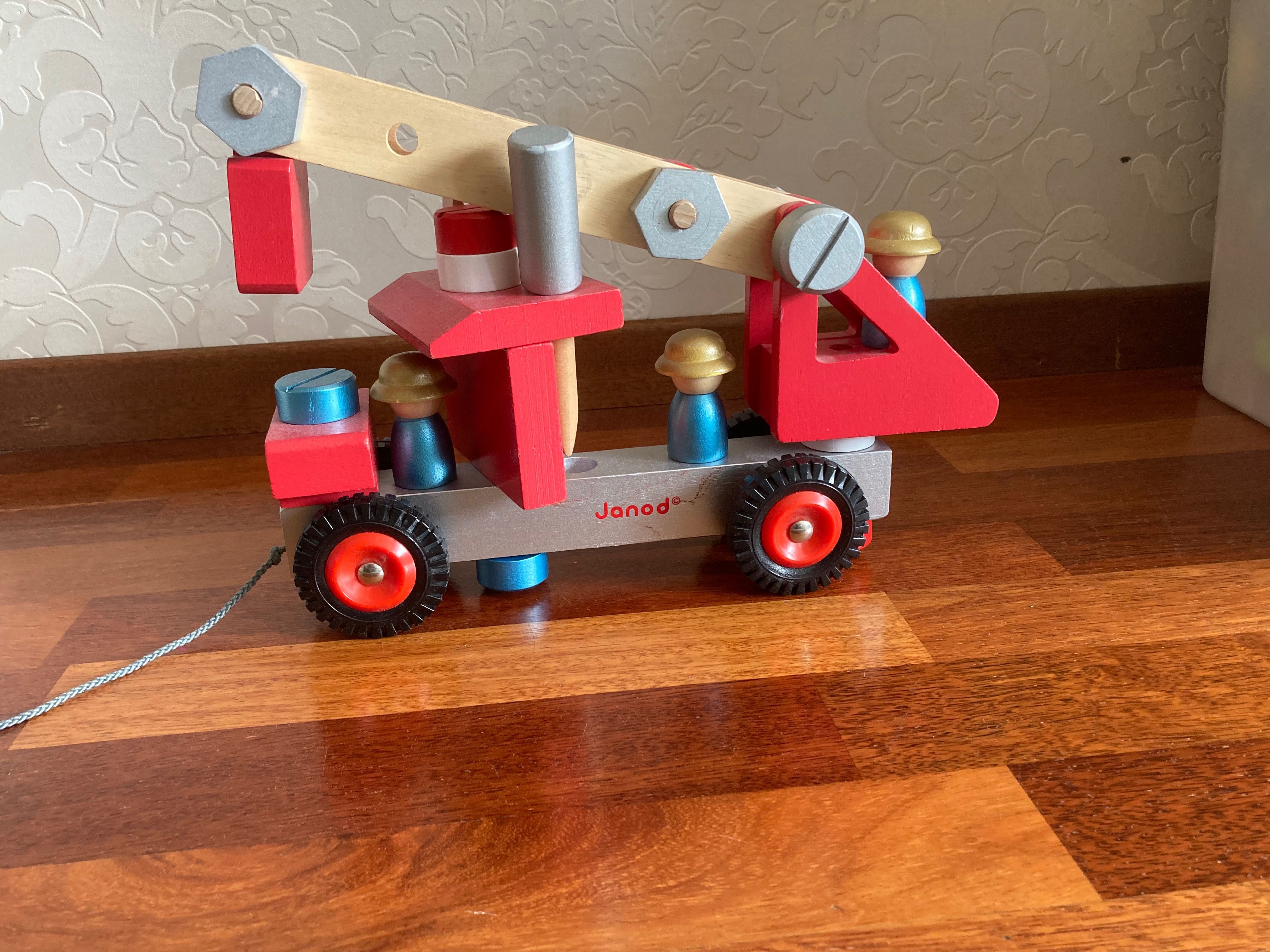 Drewniany wóz strażacki Janod ze śrubokrętem i kluczem do złożenia DIY