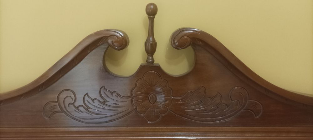 Cama de casal em madeira