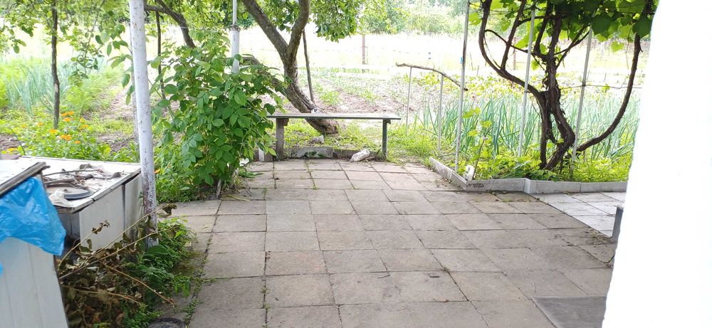 Терміново продам цегляний дачний будинок з гаражем і садом