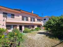 Moradia com 2 Apartamentos, Anexo e Terreno com 981m2 entre Caldas da
