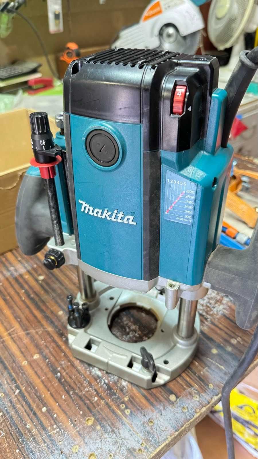 Фрезер Makita RP2303FC